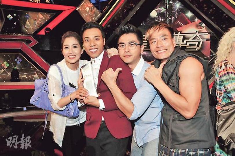 鄭世豪奪得亞軍，好友陳敏之（左一）、森美（右二）及陳志健（右一）齊齊送上祝賀。（攝影/記者：陳釗）被淘汰未能進入四強的羅鈞滿，前晚亦與在電視城門外守候的廿多名粉絲慶祝，人數僅次鄭俊弘。（攝影/記者：陳釗）獲家人到場打氣的陳明恩，自言不捨得「星夢」的舞台。（攝影/記者：陳釗）姚兵笑言前晚因時間不夠，沒有請太太上台，故未能激吻太太。（攝影/記者：陳釗）