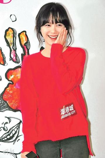 具慧善很欣賞香港的演員及導演，也很想拍港產片。（攝影：梁迺楠）具惠善畫李治廷的抽象人像，甚似菜蟲。（攝影：梁迺楠）