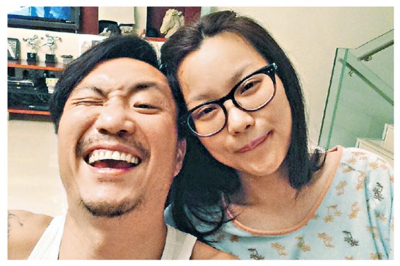 鄭中基的鬍鬚Look與余思敏的素顏Look，兩公婆好合襯。（微博圖片）