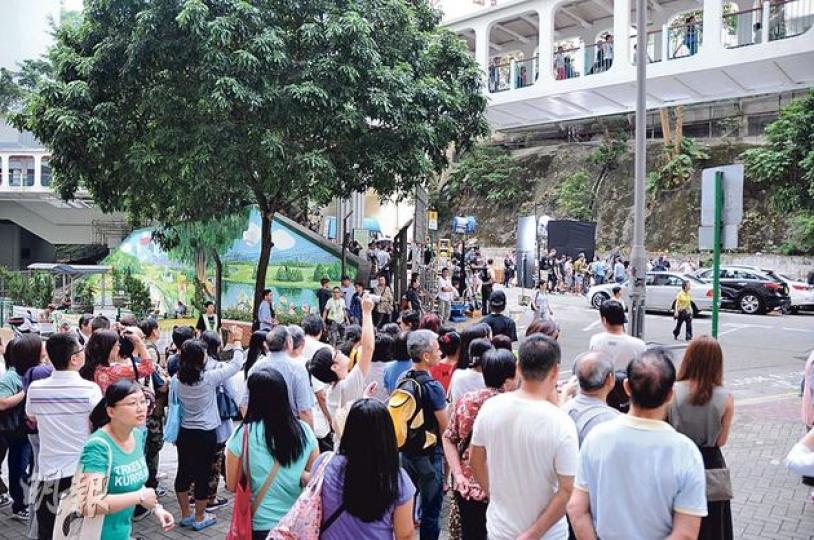 拍攝期間有不少市民圍觀，紛紛舉機拍照。（攝影﹕林祖傑 梁榮達 劉永銳）