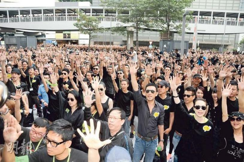 林文龍、張可頣、林嘉華、石修、黎彼德、龔慈恩等逾百位港視藝員，聯同職員及市民表達訴求。（攝影：孫華中、林祖傑）蒙嘉慧（左起）、林文龍、林嘉華、石修、張可頣等從九號碼頭遊行到政總，希望電視業者的心聲能被重視。（攝影：孫華中、林祖傑）張可頣輕抹眼淚，對HKTV不獲發牌感到痛心。（攝影：孫華中、林祖傑）周家怡為前路憂傷，忍不住落淚。（攝影：孫華中、林祖傑）陳穎妍前途未卜，非常憂心。（攝影：孫華中、林祖傑）劉玉翠在集會時激動痛哭。（攝影：孫華中、林祖傑）艾威（左）與周俊偉希望政府給予明確交代。（攝影：孫