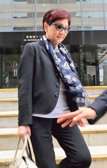 鄭潔賢昨承認11項詐騙罪後，曾在犯人欄內緊閉雙眼、不住拭淚。她獲准在候判期間保釋，散庭後與獲不提證供起訴的女兒前後腳離開法庭。（陳倢朗攝）