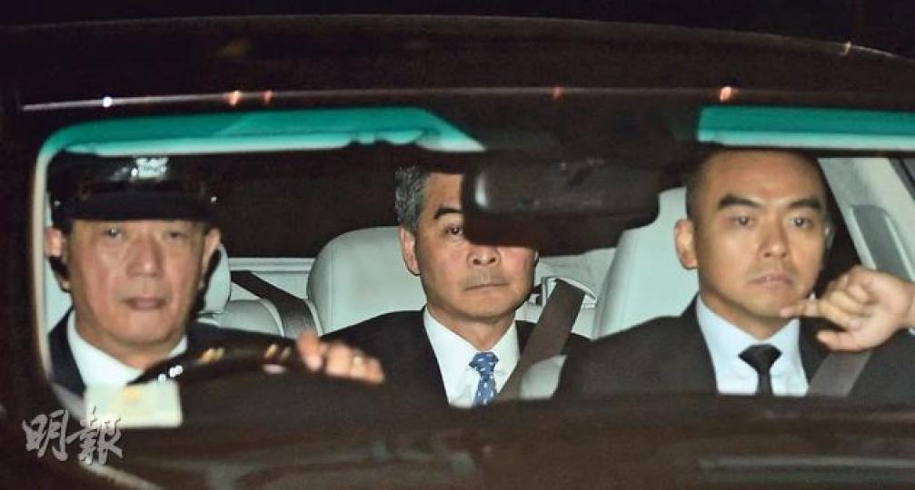 特首梁振英（中）昨晚7時40分離開特首辦。本報就港視工會要求政府在7日內交代拒發牌原因提出查詢，特首辦至截稿前未有回應。（盧翊銘攝）