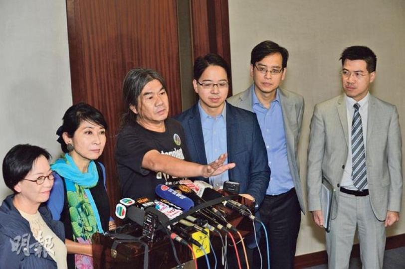 泛民主派議員提出引用權力及特權法查看行會有關發電視牌的文件，對於條例是否有權查核行會保密文件，何秀蘭指有先例可援。左起﹕何秀蘭、毛孟靜、梁國雄、莫乃光、葉建源及范國威。（鄧宗弘攝）立法會主席曾鈺成出席DBC電台訪問，表示社會對發牌事件反應強烈，政府不能漠視，尤其是政總外集會「墟冚」，必須重視。（尹錦恩攝）行會成員兼民建聯立法會議員李慧琼，要求政府重新考慮披露更多資料，令市民釋疑。她指行會與政府都要汲取教訓，增加透明度。（鄧宗弘攝）（明報製圖）