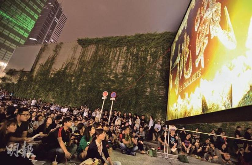 香港電視員工昨連續第二晚在政府總部集會，舉行「上街睇電視」，警方指有2000人參與，港視工會則估計有1萬人出席。昨晚集會播放港視節目片段，其中《挑戰》是深入越南全球最大地底洞穴韓松洞拍攝，一直被視為港視開台重頭節目。現港視失落牌照，節目何處播放，可能將是另一挑戰。（盧翊銘攝）（明報製圖）