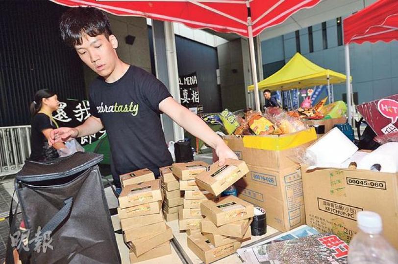 港視員工昨留守政府總部，有人訂購了數十件三文治，食物昨午4時半送到留守大本營。（鄧宗弘攝）