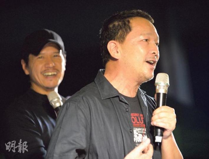 播完《警界線》後，演員廖啟智（右）、林嘉華（左）及一眾編審人員一起上台，廖啟智表示港視劇集製作認真，他拍該劇時「日日都好想返工」。（盧翊銘攝）晚會播放港視製作的節目花絮，港視演員艾威（圖）稱自己看過片段一次，今次再看感覺像「瞻仰遺容」。（盧翊銘攝）身兼藝發局候任成員的藝人黃秋生（右）昨帶同演藝學生現身政總撐場，並指發牌事件已令60多名演藝畢業生失業，促政府交代。（盧翊銘攝）失落免費電視牌照的香港電視主席王維基，昨早10時20分返回葵涌的辦公室，他表示不會到政總集會。（劉焌陶攝）