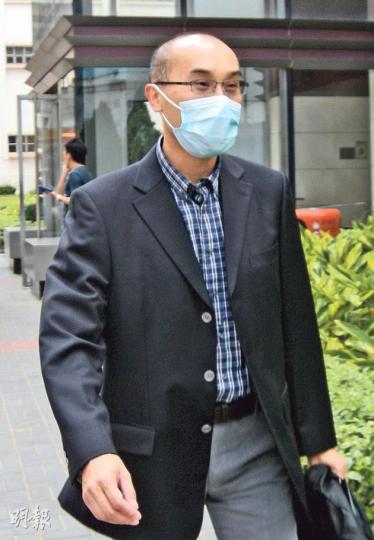 明愛醫院急症室副顧問醫生曾偉贊被指冒同事簽名，以獲得3500元超時補水，但審訊期間因證人供辭有問題，控方主動不提證供起訴，他獲無罪釋放，離開法庭時神情輕鬆。（黃建邦攝）