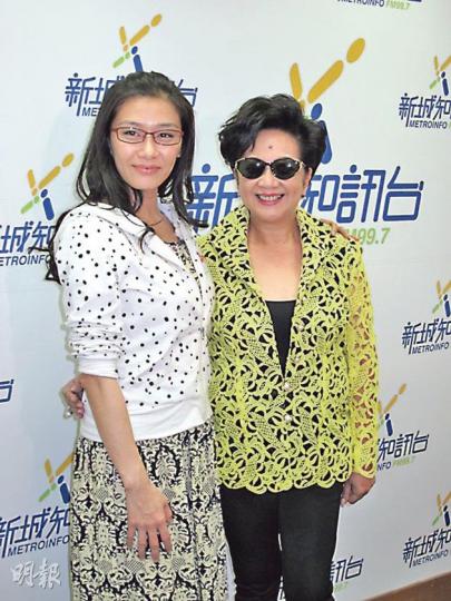 張慧儀與家燕姐曾合作拍《真情》，兩人久別重逢，甫見面即互笠高帽。（攝影/記者﹕鍾一虹）