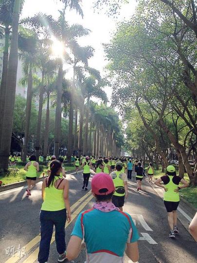 也許只有參加長跑活動，才可以在台北最美的大道仁愛路上輕鬆慢跑。（文仔攝）