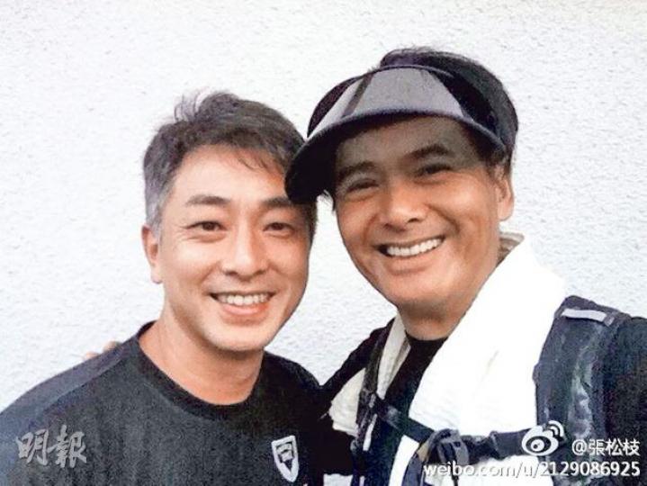張松枝開心遇見周潤發，並獲發哥鼓勵。（微博圖片）