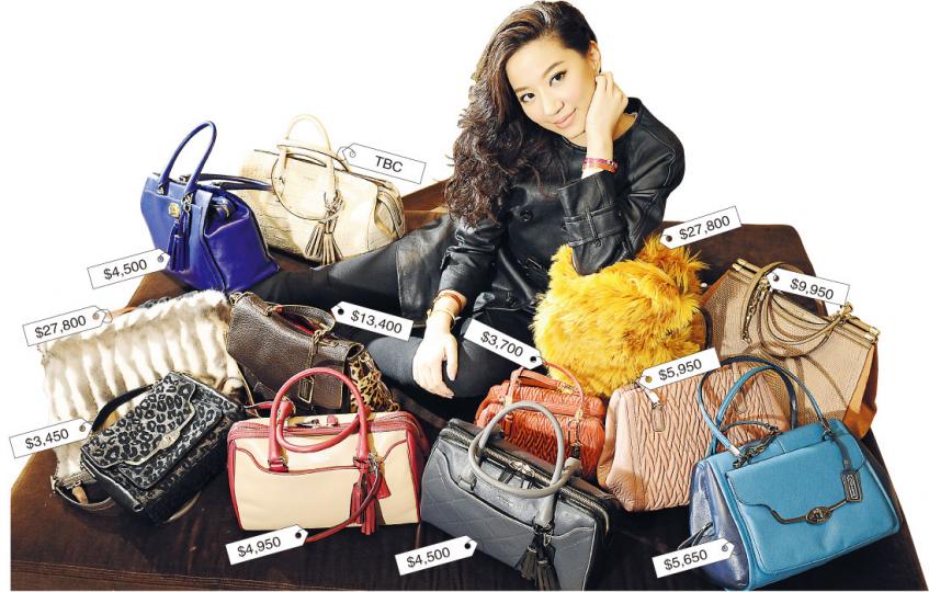 Coach近年將經典、奢華、前衛、時尚及創新元素共冶一爐注入手袋設計，打造流行風格的選擇。（攝影：孫華中）Short Wool Trench Coat卡其色乾濕褸$7,950，Legacy Pinnacle Large Lowell Satchel in Polished Calf Leather酒紅色手袋$9,950，Legacy Shear Shoulder Bag羊毛拼色手袋$8,950，Ophelia粗踭鞋$2,450（攝影：孫華中）（左）Madison Glitter Python S