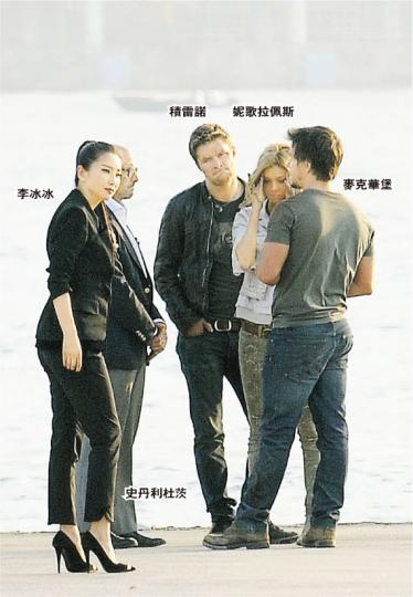 導演米高比爾跪地教積雷諾演戲。（攝影：孫華中）
