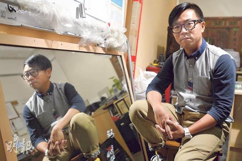 港視辦公室一角擺放了一塊原本特意訂造用來拍攝的反光鏡，但現已無機會使用。港視戲劇部總導演黃國強坦言：「其實我們很明白，心裏已打定輸數未來不會獲發牌，只是想出啲聲。」（葉家豪攝）