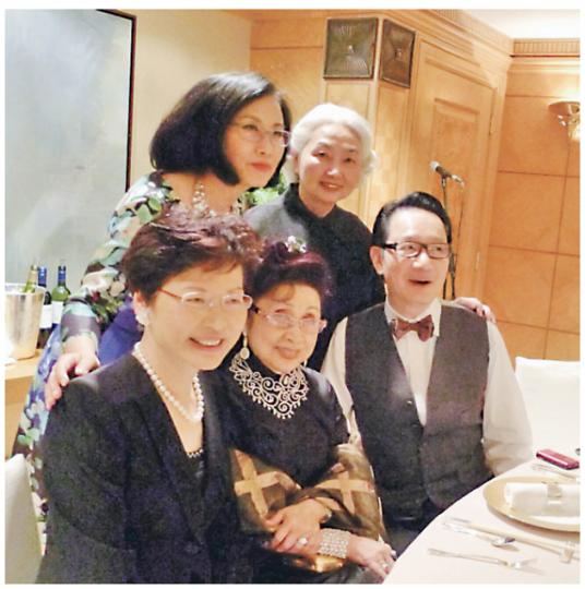 林鄭月娥、汪明荃、梁愛詩、劉培基圍着仙姐大合照。（微博圖片） 已故張國榮好友唐鶴德戥仙姐高興。（微博圖片） 仙姐由劉培基陪同下到場，心情大靚的她見記者即揮手打招呼。（攝影/記者﹕陳釗） 張家輝單獨赴會賀仙姐。（攝影/記者﹕陳釗） 劉松仁、阿姐、薛家燕及陳寶珠趁未開席先來影合照。（微博圖片） 關菊英和同性密友盛裝出席另一個慈善晚宴。（攝影/記者﹕陳釗）