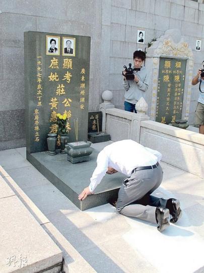 李澤楷誠心向外公、外婆上香及三跪九叩。（攝影/記者﹕林蘊兒）小小超李澤楷昨日獨自到墳場拜祭外公及外婆。（攝影/記者﹕林蘊兒）
