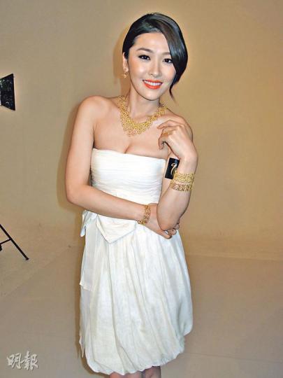 周麗淇穿上低胸裙，性感拍攝廣告。（攝影/記者﹕柯美）