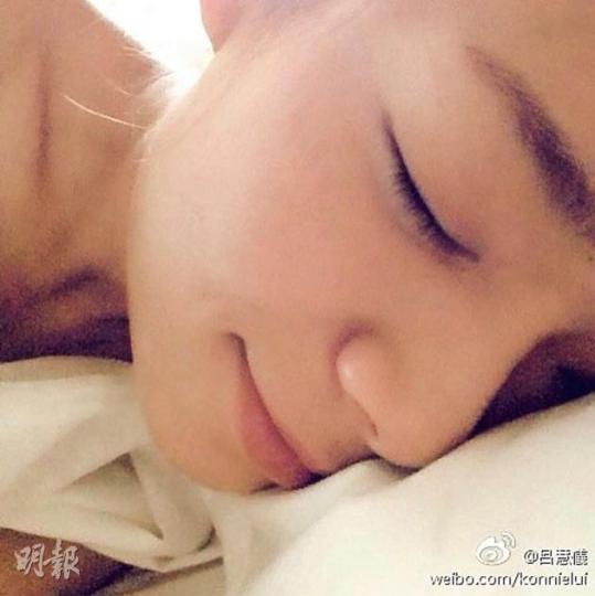 呂慧儀上載病容照，指自己生病了。（微博圖片）