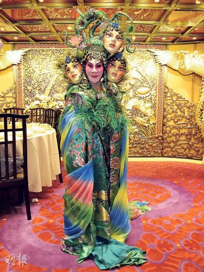 黃夏蕙的四大美人扮相好嚇人。（攝影：娛樂組）區文詩（左起）、鄧麗欣與楊愛瑾的鬼新娘扮相維肖維妙。（微博圖片）黃曉明耍帥扮吸血殭屍卻似小丑。（微博圖片）