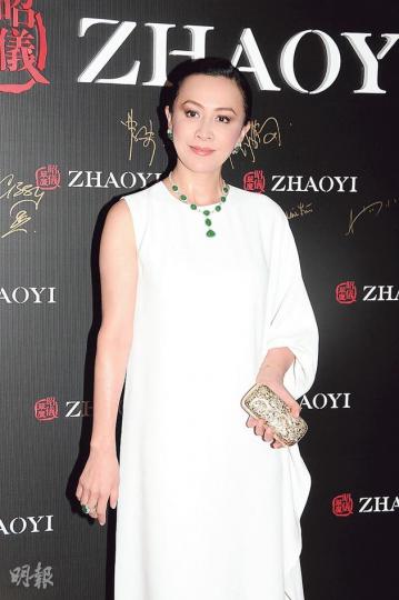 劉嘉玲戴上價值3000萬元的翡翠亮相，更呻笨未及早投資翡翠。（攝影﹕孫華中）