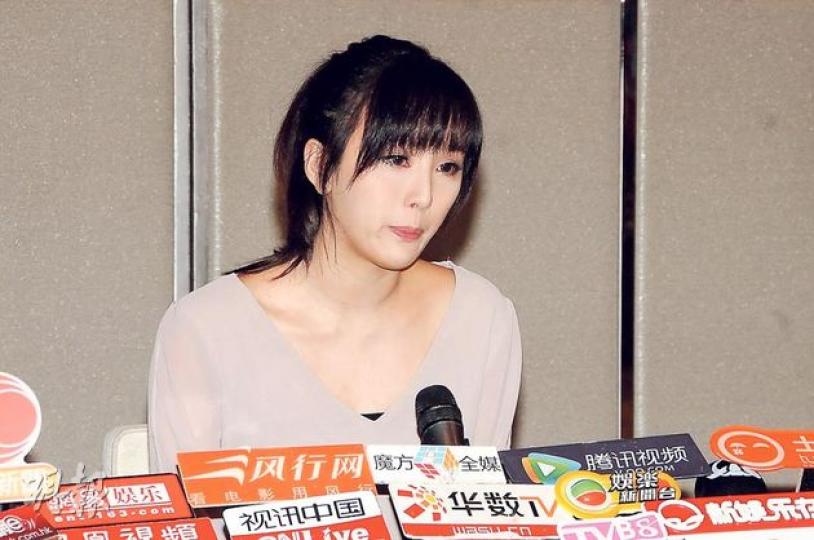 DaDa昨召開「道歉記者會」，以8分鐘時間道出自己的悔過書，六度致歉並交代自己患上中度抑鬱症。（攝影﹕孫華中）DaDa轉身離開時，用紙巾抹去眼角的淚水。（攝影﹕孫華中）DaDa致歉完畢，站起身再次向現場的傳媒鞠躬致歉長達半分鐘。（攝影﹕孫華中）DaDa「潛水」期間或沒有好好保持身段，昨日穿上黑色短裙、黑絲襪，仍見雙腿粗厚。（攝影﹕孫華中）DaDa先讓傳媒拍照，然後走到訪問枱前拿起「貓紙」講話。（攝影﹕孫華中）