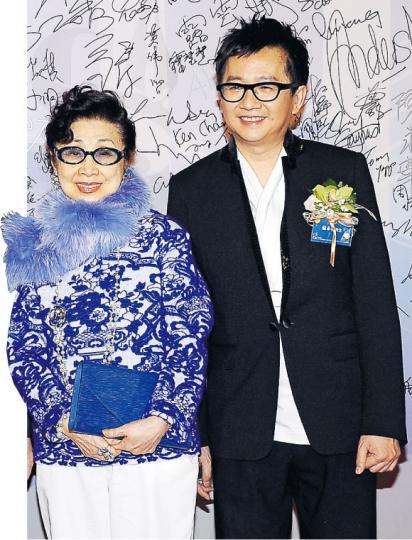 白雪仙（左）特別到場支持好友倫永亮，被對方指是「老女人」都笑笑口沒有生氣。（攝影：鍾偉茵）張繼聰（左起）、姜麗文及林盛斌擔任司儀工作，姜麗文面對台下的議員語帶雙關講「三揀二」，暗窒政府的電視發牌風波。（攝影：鍾偉茵）蘇永康繼續為港視未出街的劇集錄製主題曲，對港視員工不肯放棄的精神大為感動。（攝影：鍾偉茵）