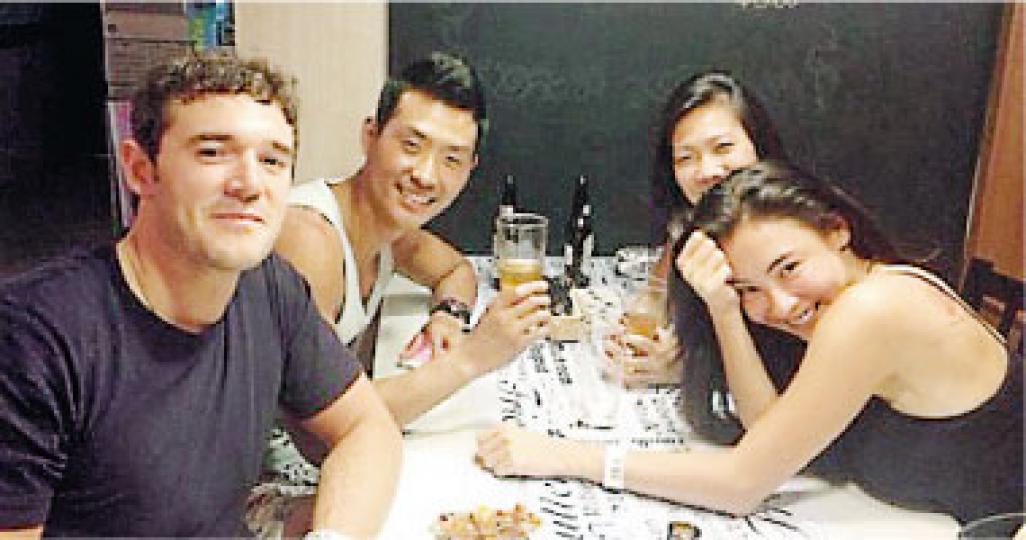 栢芝與朋友開心飯叙，她似乎很享受在新加坡的生活。（微博圖片）肌肉型男稱栢芝為女神。（微博圖片）栢芝滑水好開心。（微博圖片）