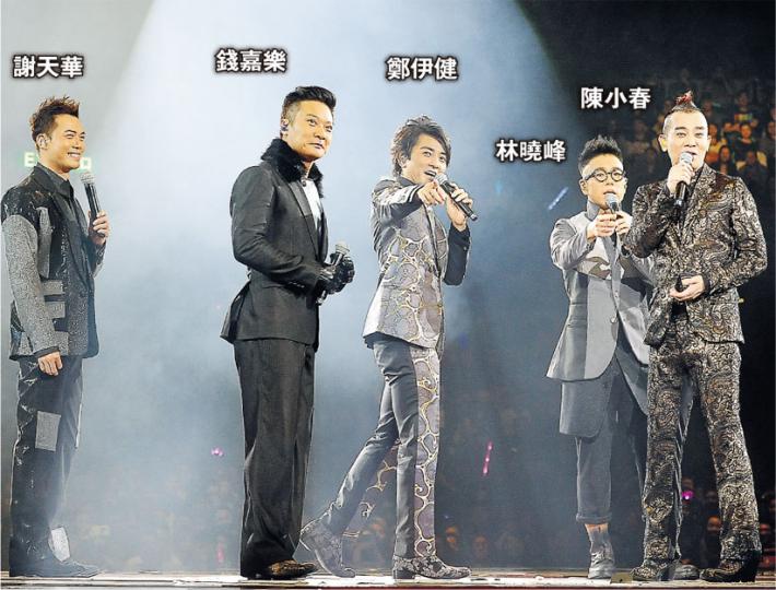 古惑仔由電影跳上紅館舞台，演繹多首電影插曲，唱盡港人的集體回憶。（攝影﹕鍾偉茵）「阿嫂團」應采兒（左起）、蒙嘉慧、湯盈盈及Tina感情大好排排坐。（攝影﹕鍾偉茵）歌手出身的伊健今次給機會一眾兄弟們大獻歌藝。（攝影﹕鍾偉茵）小春跳舞出身，又唱又跳向台下太太應采兒表達愛意。（攝影﹕鍾偉茵）林曉峰苦練擊鼓表演，當他獨唱《海闊天空》時更贏得全場如雷掌聲。（攝影﹕鍾偉茵）謝天華曾經參與《舞動奇跡》，再次表演跳舞可謂駕輕就熟無難度。（攝影﹕鍾偉茵）武師出身的錢嘉樂苦練綱琴多月，在演唱會自彈自唱向太太盈盈送情