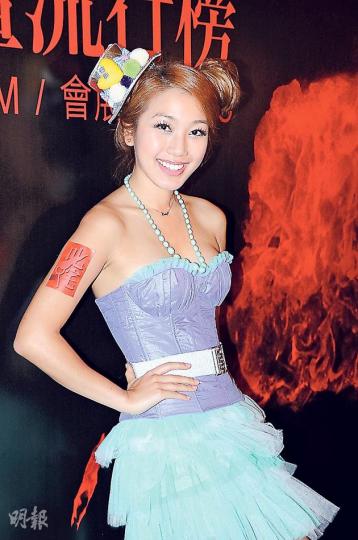 姜麗文自爆身上的造型當年僅以60元的布料製作，但現在經濟情况已大大改善。（攝影：鍾偉茵）