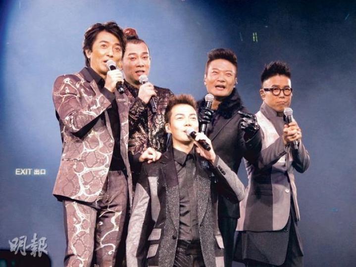 古惑仔鄭伊健、陳小春、謝天華、錢嘉樂及林曉峰熟習了舞台，表演得更放。（攝影﹕娛樂組）丁丁在台下被小春叫收聲，場面搞笑，引得全場觀眾大笑。（攝影﹕娛樂組）林曉峰首晚穿肉色紋身衫擊鼓，但昨晚豁出去，赤裸上身上陣。（攝影﹕娛樂組）