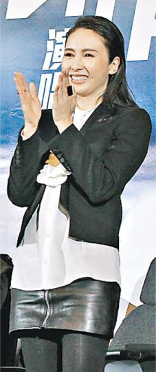 電影《古惑仔》飾演「細細粒」的黎姿，婚後絕迹娛樂圈，前晚專程來捧一班好友場，做了少奶奶的黎姿比前發福了。（攝影﹕鍾偉茵）伊健胸肌、腹肌看落最結實。（攝影﹕鍾偉茵）伊健感謝黎姿來捧場時一度眼濕濕。（攝影﹕鍾偉茵）謝天華脫去上衣，是皮膚最白的「古惑仔」。（攝影﹕鍾偉茵）林曉峰、錢嘉樂一身肌肉，5子中獨小春惜肉如金，不肯脫。（攝影﹕鍾偉茵）4名「古惑阿嫂」陪着黎姿在觀眾席投入欣賞。（攝影﹕鍾偉茵）湯盈盈抱着愛女捧老公場，小凱晴戴黑超、耳筒超可愛。（攝影﹕鍾偉茵）錢嘉樂不小心叉錯腳踏入舞台隙縫即時跪低，