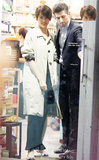 兩公婆離開店舖時，Sergio為老婆梁詠琪開門，認真細心。（攝影：黃梓烜、梁榮達、鍾一虹）Sergio做司機，梁詠琪乖乖做乘客。（攝影：黃梓烜、梁榮達、鍾一虹）兩公婆拖手行街時被途人認出。（攝影：黃梓烜、梁榮達、鍾一虹）梁詠琪向聖誕老人模擬送飛吻給老公，難怪一臉幸福甜絲絲。（攝影：黃梓烜、梁榮達、鍾一虹）