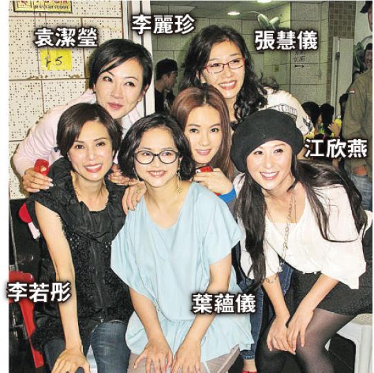 《女人俱樂部》舉行煞科宴，一眾劇中女演員搭膊影合照。（攝影/記者﹕鍾一虹）志偉笑阿叻跪返屋企宣言是玩大咗。（攝影/記者﹕鍾一虹）