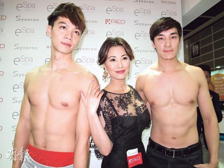 陳雅倫示範產品時叫年輕男模脫去上衣騷肌肉，她自嘲似色狼。（攝影/記者：林蘊兒）
