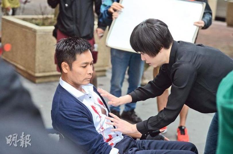 田蕊妮見到郭晉安中槍流血,做足驚訝表情。(攝影:劉永銳)田蕊妮因郭晉安受傷而大驚,究竟安仔最後是生是死?(攝影:劉永銳)田蕊妮揸電單車有兩位工作人員護航。(攝影:劉永銳)田蕊妮為劇情需要而碌地,郭晉安則坐在輪椅演戲,比她歎得多。(攝影:劉永銳) 田蕊妮見到郭晉安中槍流血,做足驚訝表情。(攝影:劉永銳)田蕊妮因郭晉安受傷而大驚,究竟安仔最後是生是死?(攝影:劉永銳)田蕊妮揸電單車有兩位工作人員護航。(攝影:劉永銳)田蕊妮為劇情需要而碌地,郭晉安則坐在輪椅演戲,比她歎得多。(攝影:劉永銳)