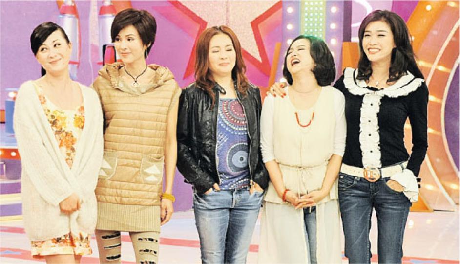 江欣燕（左起）、李若彤、李麗珍、葉蘊儀及張慧儀錄影《獎門人》，但眾女表現斯文，只有江欣燕玩得較放。（攝影/記者：陳釗）江欣燕食辣辣壽司，之後要急急飲牛奶解辣。（攝影/記者：陳釗）江欣燕也做過獎老，玩遊戲時當然特別投入。（攝影/記者：陳釗）