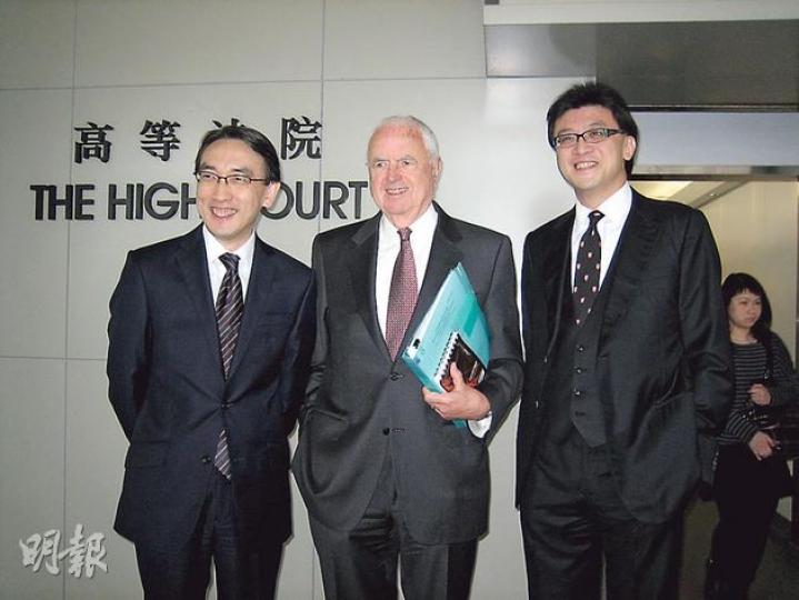 現年80歲的唐明治（中）依然相當「精靈」。翟紹唐（左）笑言曾因為跟隨唐明治打官司而獲得非常可觀的收入。石永泰（右）則讚揚唐明治以律政司身分，為本港歷史作出相當大的貢獻。3人同屬Temple大律師辦公室，昨在庭外愉快合照。（謝美琳攝）