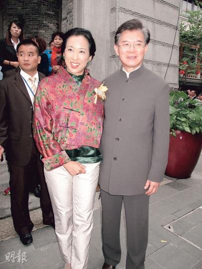 羅康瑞和太太朱玲玲拍拖出席記者會。(攝影﹕娛樂組)攝影發燒友朱玲玲充當攝影師,幫老公羅康瑞影相。(攝影﹕娛樂組)林子祥與葉蒨文兩公婆任表演嘉賓即場合唱。(攝影﹕娛樂組) 羅康瑞和太太朱玲玲拍拖出席記者會。(攝影﹕娛樂組)攝影發燒友朱玲玲充當攝影師,幫老公羅康瑞影相。(攝影﹕娛樂組)林子祥與葉蒨文兩公婆任表演嘉賓即場合唱。(攝影﹕娛樂組)