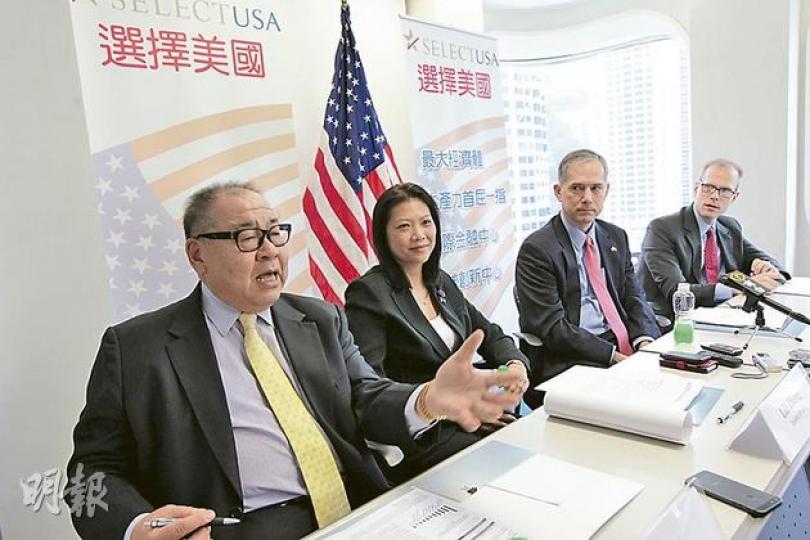 工總前主席孫啟烈（左）、德勤亞太區執行總裁鄭莉莉（中）出席記招講跟美總領事招商團SelectUS嘅所見所聞；美國駐港總領事夏千福（右二）就較靜。（李澤彤攝）