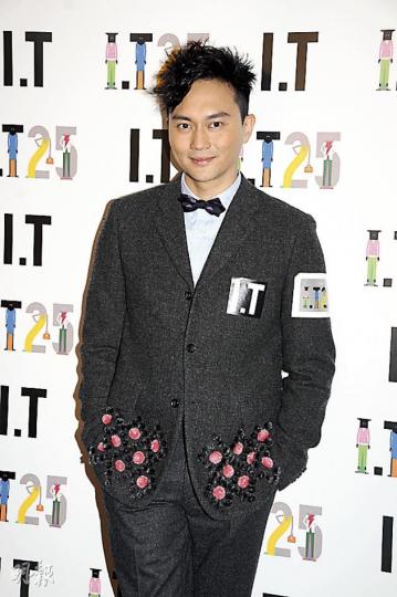 張智霖笑指太太袁詠儀﹕「現在的騙徒手法層出不窮」。(攝影﹕孫華中、梁迺楠) 張智霖笑指太太袁詠儀﹕「現在的騙徒手法層出不窮」。(攝影﹕孫華中、梁迺楠)