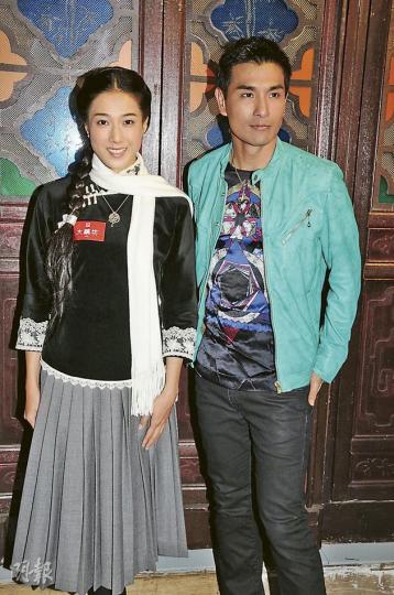 鍾嘉欣(左)與陳展鵬(右)於新劇再演情侶,毋懼再傳緋聞。(攝影:孫華中)田蕊妮成「藝員眼中視后」喜極而泣。(攝影:孫華中)高海寧(左)與唐詩詠(右)表示一眾藝員已落力演出台慶。(攝影:孫華中) 鍾嘉欣(左)與陳展鵬(右)於新劇再演情侶,毋懼再傳緋聞。(攝影:孫華中)田蕊妮成「藝員眼中視后」喜極而泣。(攝影:孫華中)高海寧(左)與唐詩詠(右)表示一眾藝員已落力演出台慶。(攝影:孫華中)