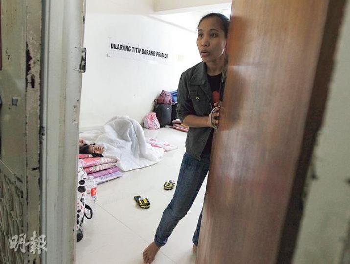 懷疑有木蝨的外傭宿舍只得約10張牀褥鋪在地上，棉被甚至沒有被套。有外傭工會指出，不少外傭宿舍皆甚為簡陋，家具欠奉，亦從來無人清潔被褥，曾有女傭住宿舍後惹來木蝨。（李紹昌攝）