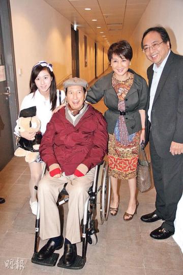 港大校長徐立之（右）親自迎接，並與賭王、四太及超欣開心合照；賭王全程更笑到四萬般。（攝影/記者：林祖傑）