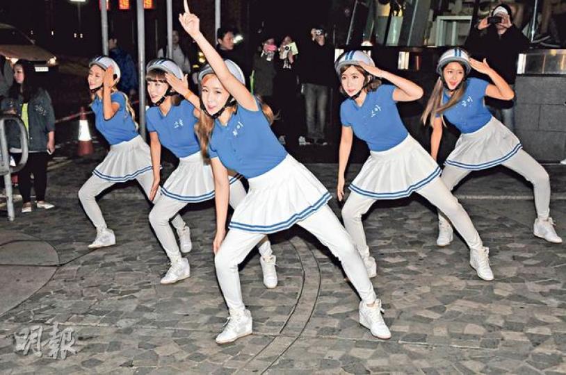 Crayon Pop落力演出，回饋歌迷。（攝影：梁迺楠）《阿信的故事》童星濱田茲音熱愛韓國音樂，在山頂睇夜景期間巧遇Crayon Pop演出，令她興奮不已。（攝影：梁迺楠）Crayon Pop看到如此多粉絲亦嚇一跳，離開時更有大批歌迷追車。（攝影：梁迺楠）（攝影：梁迺楠）