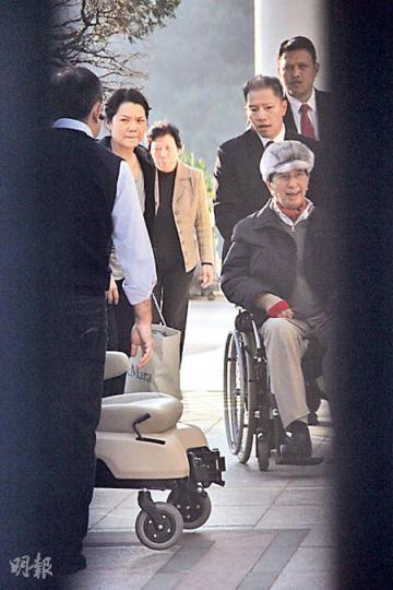 何鴻燊昨午戴上毛毛帽、紅色領巾與手襪到二房慶生。（攝影/記者﹕黃梓烜）超瓊早賭王5分鐘返抵大宅，親自迎接壽星公。（攝影/記者﹕黃梓烜）何家工人送上生日蛋糕給大宅外守候的記者。（攝影/記者﹕黃梓烜）