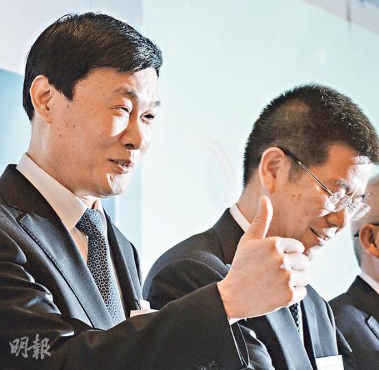 信達資產昨天下午舉行公開招股記者會，董事長侯建杭（左）帶領的管理層昨天稱，未來會用第三方渠道等多元化、市場化的方式融資。（劉焌陶攝）
