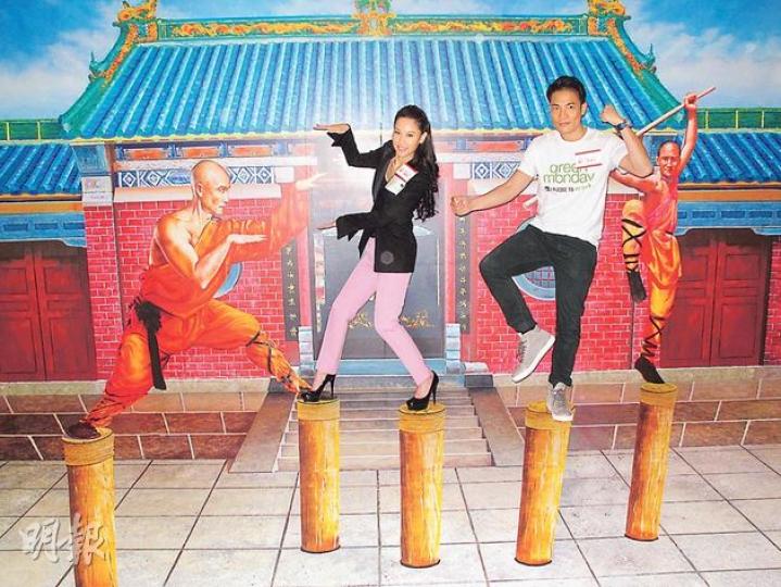 徐子珊與丁子高擺甫士拍照交足貨。（攝影/記者：李潔盈）