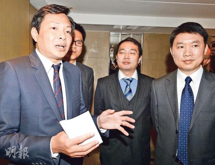 時代地產（1233）昨天舉行公開招股前記者會，主席兼行政總裁岑釗雄（左一）認為，中央加強樓市調控，主要集中在北京上海等大城市，相信對行業有利。（劉焌陶攝）