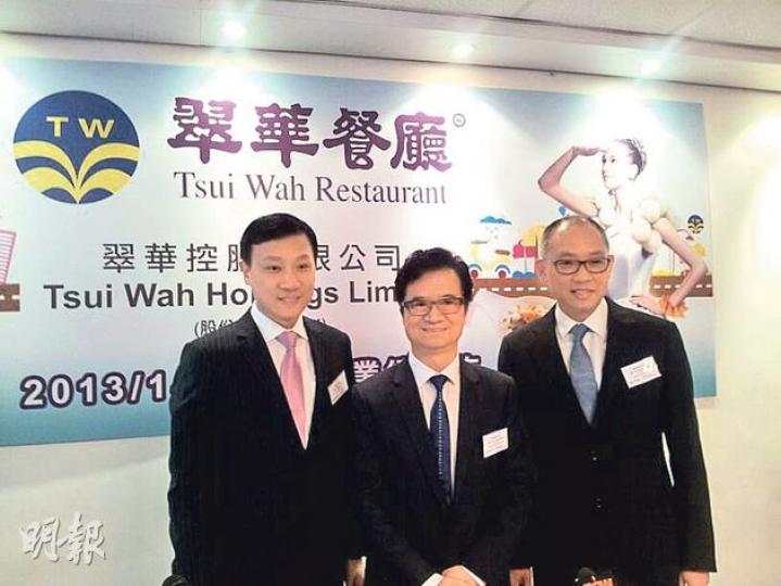 翠華主席李遠康（中）表示，翠華着力發展內地一線城市，尤其是以上海為中心的華東區，上半年在上海和杭州各增設一間分店。（魏嘉儀攝） 大快活行政總裁陳志成（左）表示，由於餐單不合內地人口味，故在廣東二、三線城市開的店舖生意普遍差於預期，拖累上半年內地店舖的人流按年錄得雙位數跌幅。右為大快活執行主席羅開揚。（魏嘉儀攝）