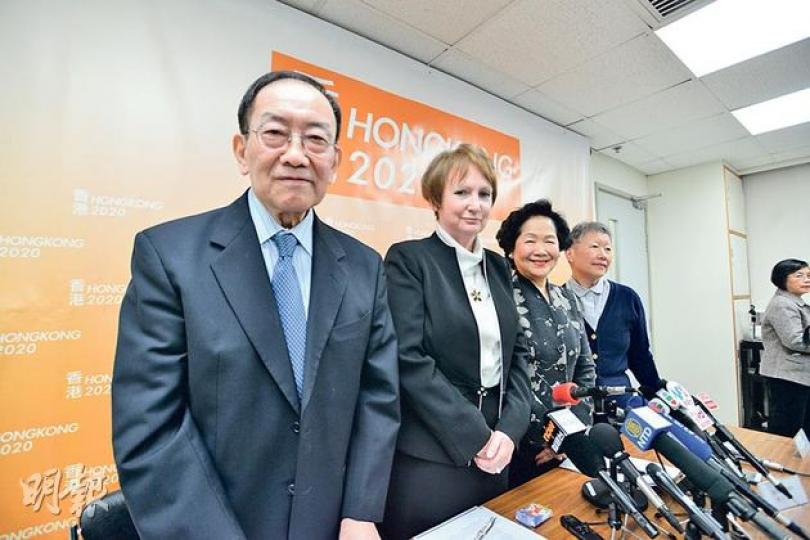 「香港2020」昨召開記者會公布政改立場書,召集人陳方安生(右二)認為毋須過分解讀全國人大常委會副秘書長李飛的言論,前港區人代李鵬飛(左一)則笑言,李飛訪港連如何報名選特首也沒提及,更向前線記者「請教」:「點報名?點參選?點做候選人?」被問到是否有意選特首時,李鵬飛笑說:「畀個皇冠我都唔要﹗」圖左二為前經濟司布簡瓊,右一為資深大律師李志喜。(黃志東攝)
「香港2020」昨召開記者會公布政改立場書,召集人陳方安生(右二)認為毋須過分解讀全國人大常委會副秘書長李飛的言論,前港區人代李鵬飛(左一)則笑言,李飛訪港連如何報名選特首也沒提及,更向前線記者「請教」:「點報名?點參選?點做候選人?」被問到是否有意選特首時,李鵬飛笑說:「畀個皇冠我都唔要﹗」圖左二為前經濟司布簡瓊,右一為資深大律師李志喜。(黃志東攝)